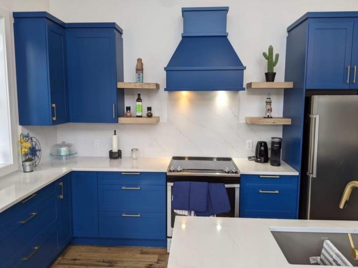 Quelles options de design sont disponibles pour les portes en polyester ?